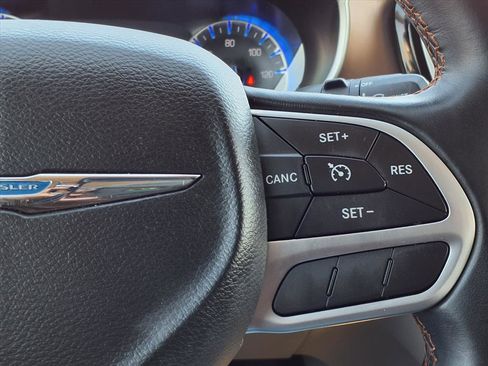 Used 2017 Chrysler Pacifica Touring-L image 15