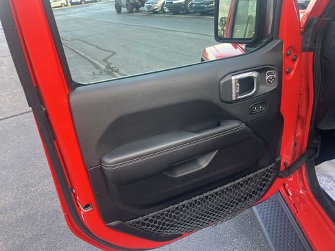 Used 2021 Jeep Wrangler Unlimited Sahara w/ Cold Weather Group AWD/4WD image 16