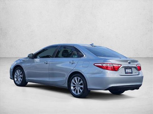Used 2017 Toyota Camry XLE w/ Moonroof Package FWD image 8