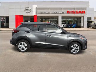 New 2025 Nissan Kicks Play S video 2