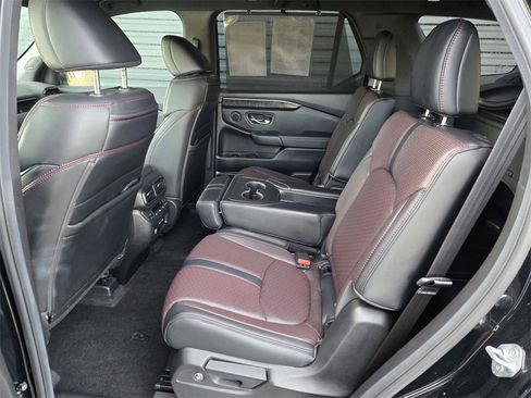 Used 2025 Honda Pilot Black Edition image 10
