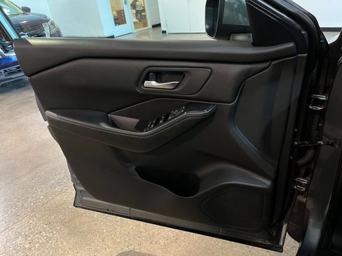 Used 2025 Nissan Rogue SV FWD image 18
