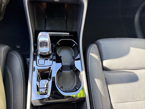 Used 2024 Volvo XC40 B5 Plus w/ Protection Package Premier image 19