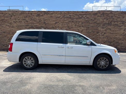 Used 2016 Chrysler Town & Country Touring-L FWD image 9