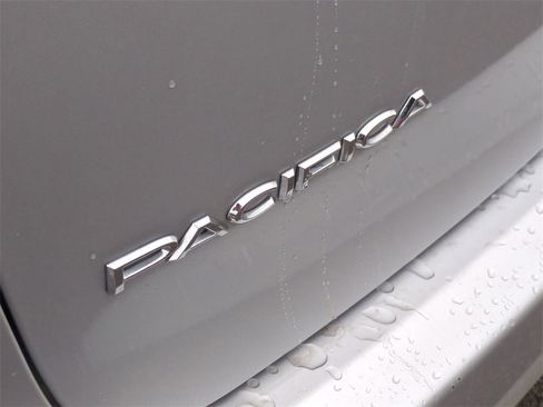 Used 2024 Chrysler Pacifica Touring-L image 31