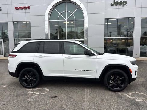 Used 2023 Jeep Grand Cherokee Limited w/ Black Appearance Package image 2