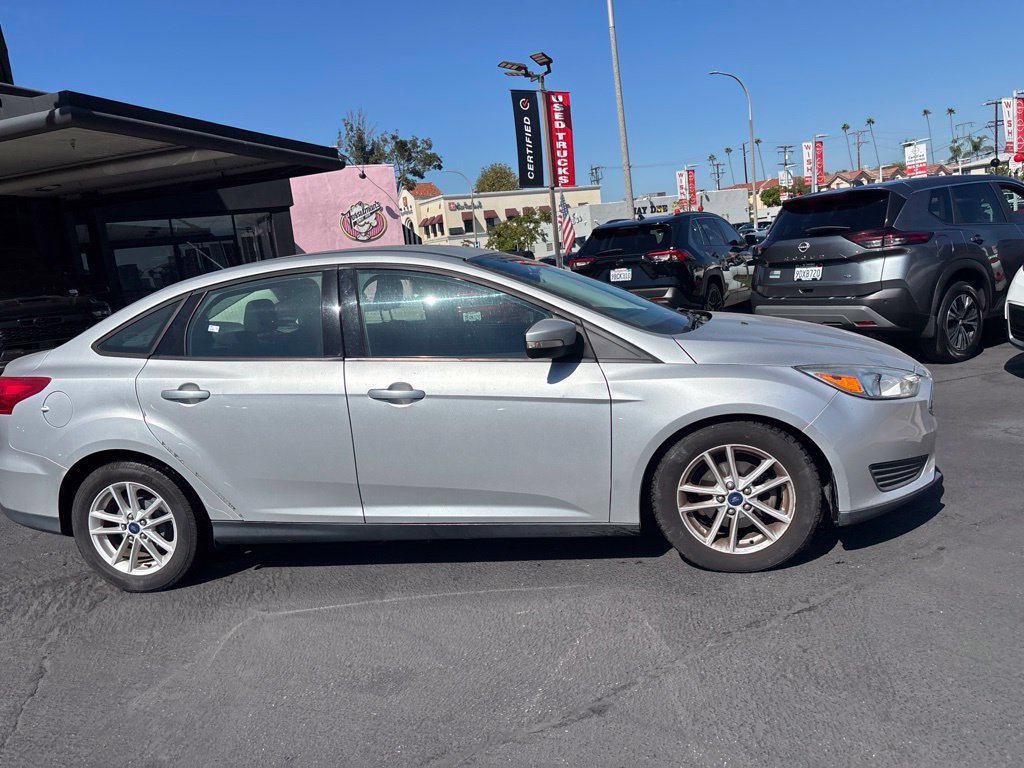 Used 2015 Ford Focus SE FWD image 2