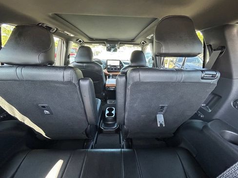 Used 2026 Toyota Highlander Platinum AWD/4WD image 16