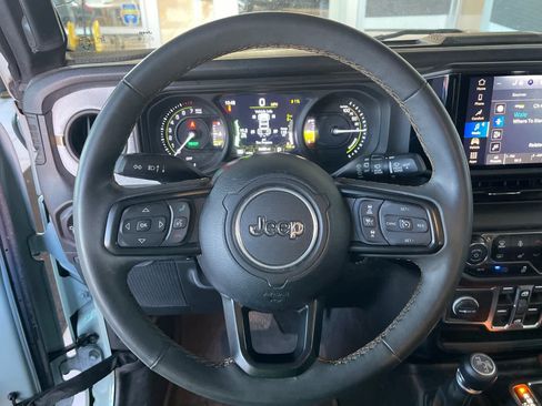 Used 2024 Jeep Wrangler Unlimited w/ Convenience Group AWD/4WD image 12