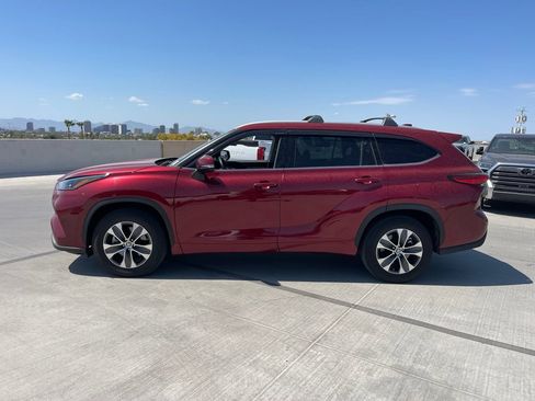 Used 2022 Toyota Highlander XLE FWD image 5