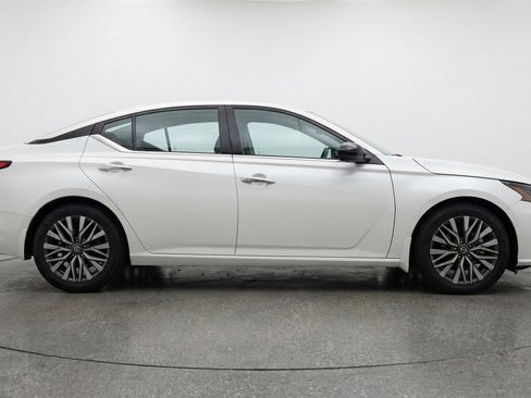 Used 2025 Nissan Altima 2.5 SV image 11