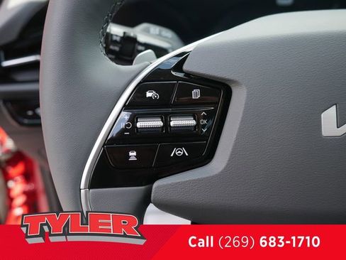 Used 2025 Kia Niro SX image 28