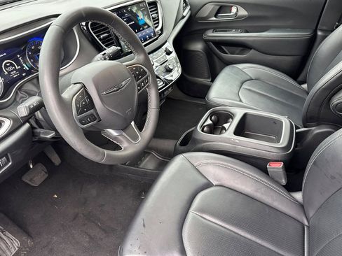 Used 2025 Chrysler Pacifica Select FWD image 9