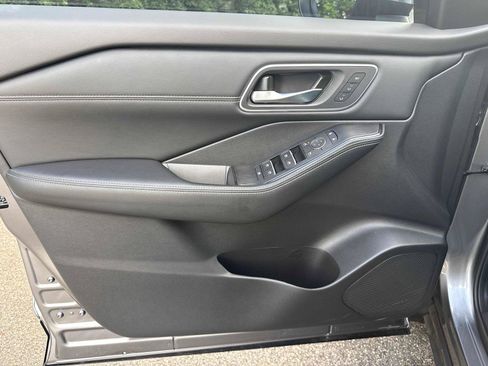 Used 2025 Nissan Rogue Platinum w/ Platinum Premium Package FWD image 10