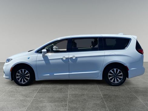 Used 2022 Chrysler Pacifica Touring-L FWD image 2