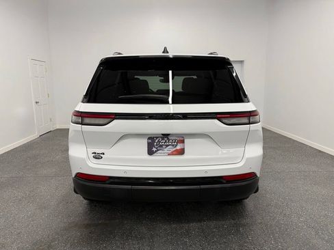 Used 2023 Jeep Grand Cherokee Altitude image 9