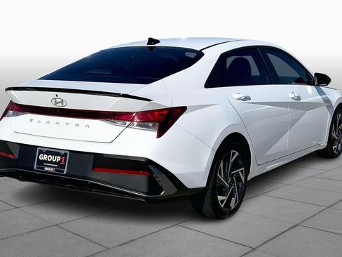 Used 2025 Hyundai Elantra Sport image 11