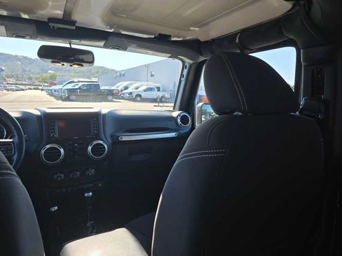 Used 2018 Jeep Wrangler Unlimited Sahara AWD/4WD image 16