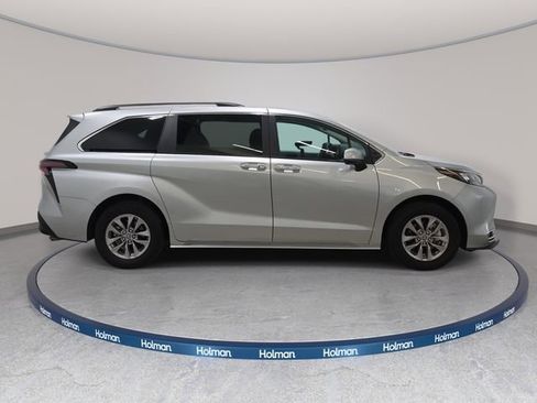 Used 2024 Toyota Sienna XLE FWD image 4