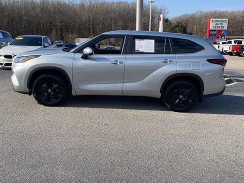 Used 2024 Toyota Highlander LE image 4