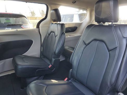 Used 2024 Chrysler Pacifica Touring-L image 35