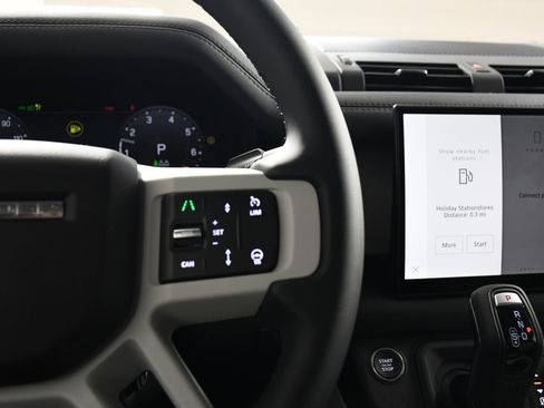 Used 2025 Land Rover Defender 110 S image 30