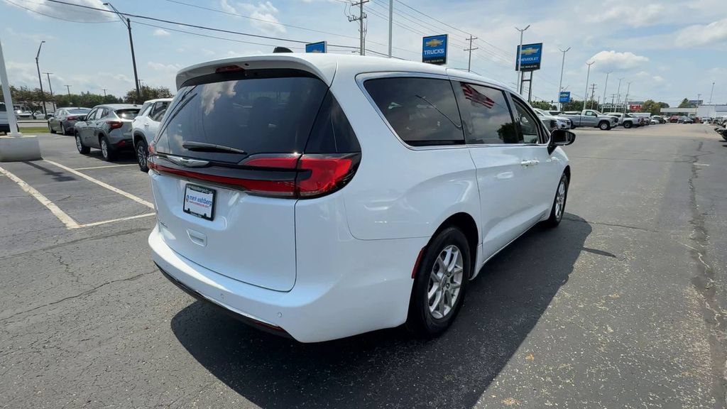 Used 2024 Chrysler Pacifica Touring-L FWD image 8