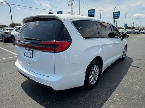 Used 2024 Chrysler Pacifica Touring-L FWD image 8