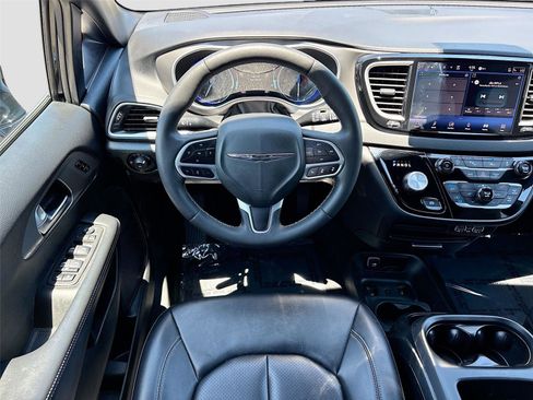 Used 2025 Chrysler Pacifica Select FWD image 21
