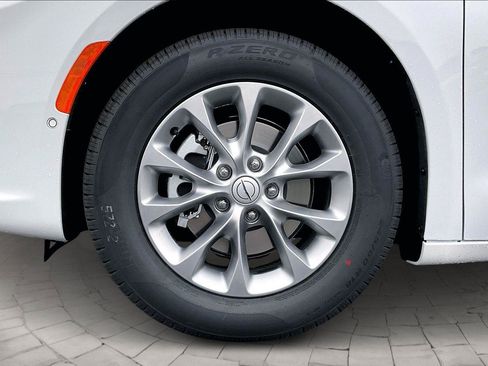 New 2026 Chrysler Pacifica Limited w/ Trailer Tow Group FWD image 12