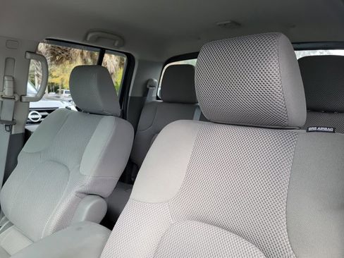 Used 2014 Nissan Frontier SV image 19