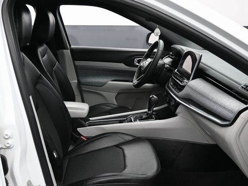 Used 2023 Jeep Compass Latitude image 36