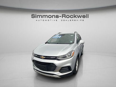Used 2020 Chevrolet Trax LT w/ LT Convenience Package image 3