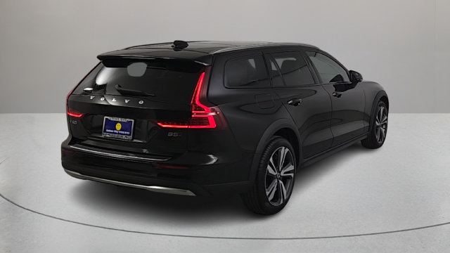 Used 2026 Volvo V60 B5 Cross Country Plus w/ Climate Package AWD/4WD image 4