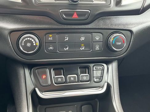 Used 2018 GMC Terrain SLE FWD image 32