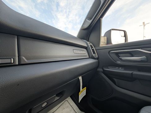 New 2026 RAM 1500 4x4 Crew Cab image 32