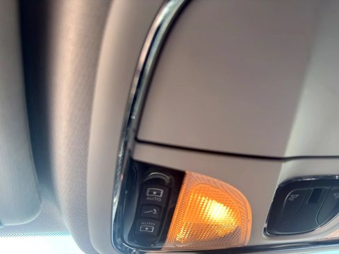 Used 2020 Jeep Cherokee Trailhawk AWD/4WD image 23