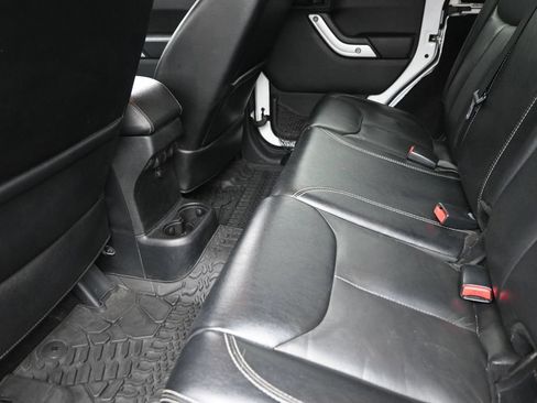 Used 2016 Jeep Wrangler Unlimited Rubicon AWD/4WD image 12