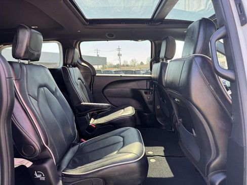 Used 2025 Chrysler Pacifica Limited image 13