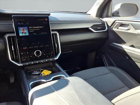 Used 2025 GMC Acadia Elevation image 9