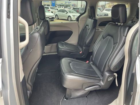 Used 2023 Chrysler Pacifica Touring-L FWD image 11