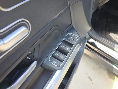 Used 2026 Mercedes-Benz GLB 250 4MATIC image 23