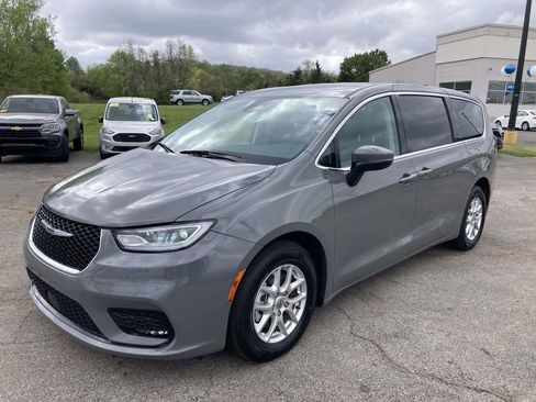 Used 2023 Chrysler Pacifica Touring-L image 6