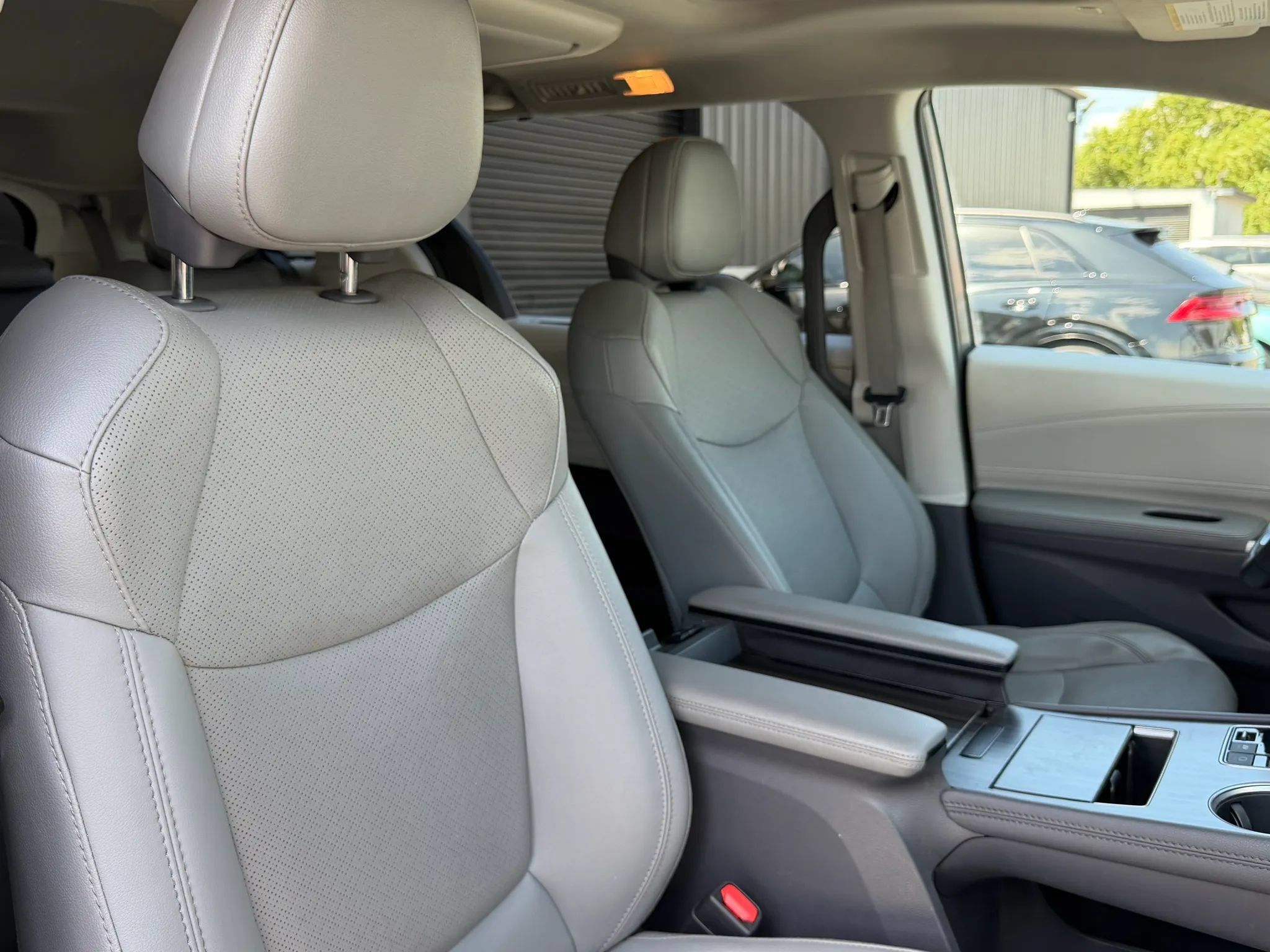 Used 2021 Toyota Sienna Limited FWD image 28