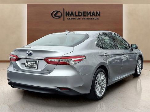 Used 2020 Toyota Camry XLE w/ Sunroof Package image 6