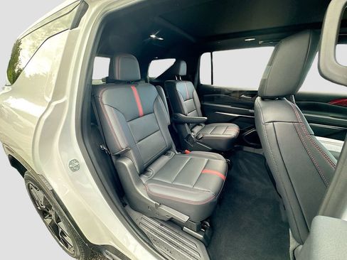 Used 2024 Chevrolet Traverse RS FWD image 30