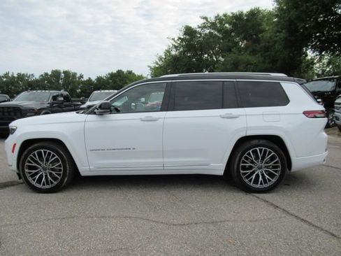 Used 2023 Jeep Grand Cherokee L Summit AWD/4WD image 4