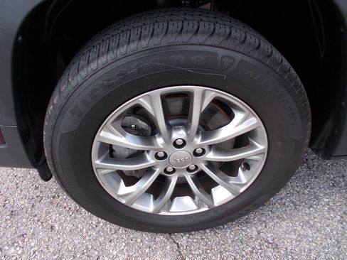 Used 2020 Jeep Cherokee Latitude Plus AWD/4WD image 11