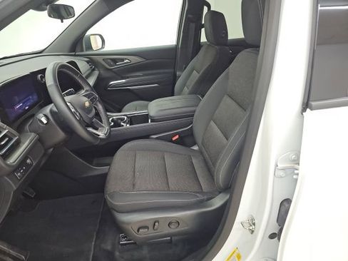 Used 2025 Chevrolet Traverse LT image 5