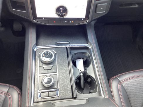 Used 2022 Ford Expedition Limited image 22